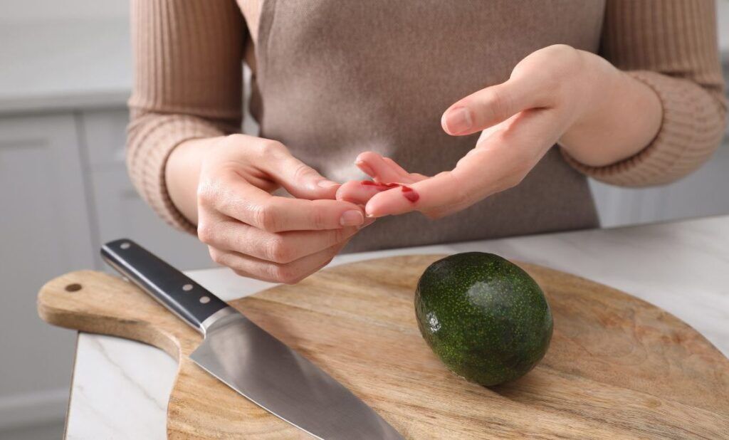 چاقو را بعد از بریدن خود تمیز کنید